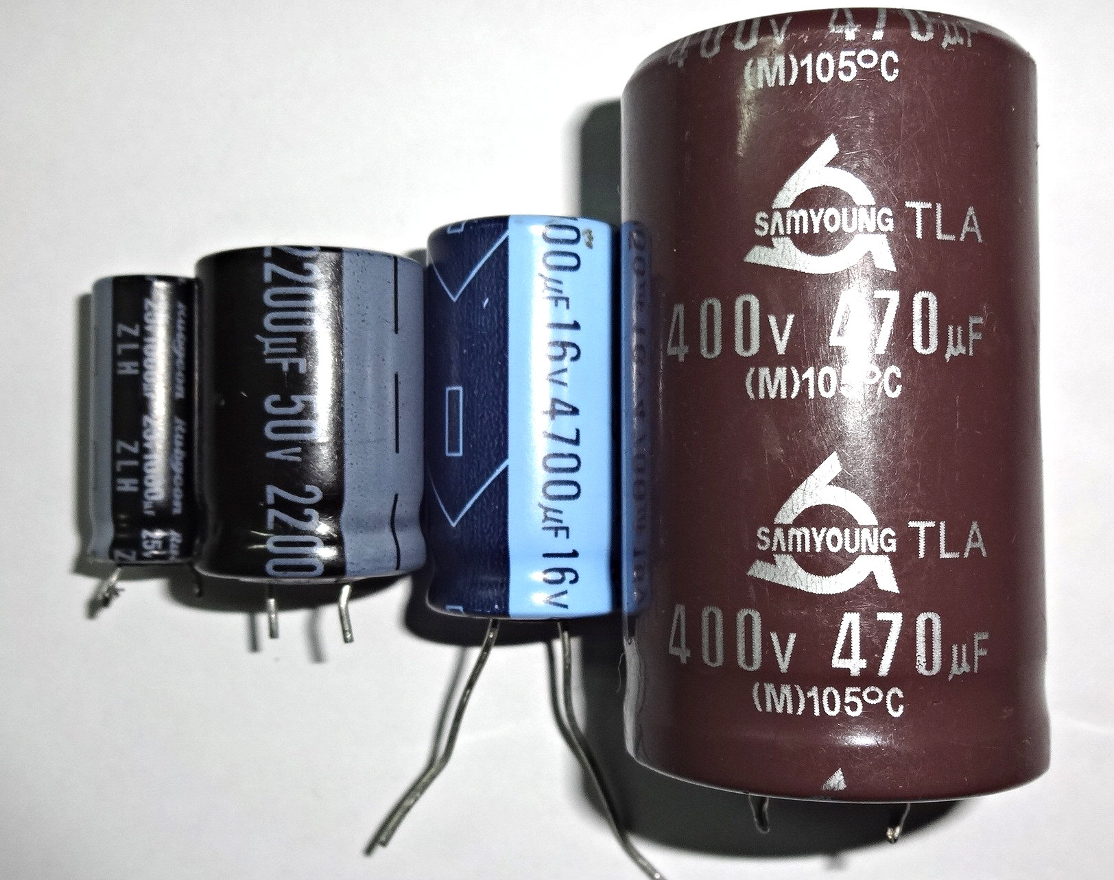 Figure 2 — An aluminium electrolytic with its value, working voltage and the negative-terminal stripe printed in plain text. Source: Wikimedia Commons, user Vahid alpha, CC BY 3.0.
